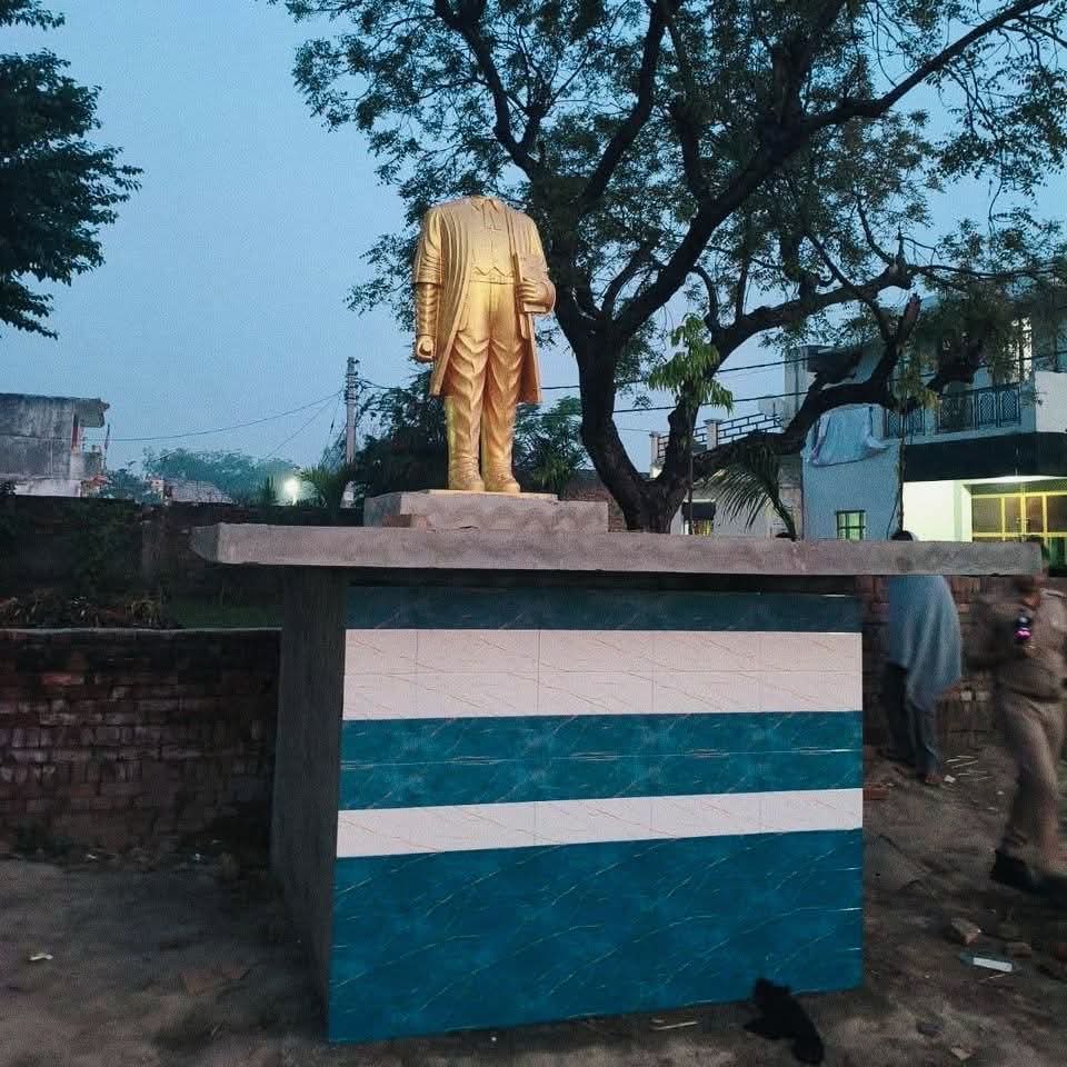 abhijatav07's tweet photo. मेरठ के भगवानपुर गाँव में डॉ. बाबा साहब अम्बेडकर की प्रतिमा को क्षतिग्रस्त किया जाना केवल एक महापुरुष का अपमान नहीं, बल्कि भारत के संविधान और लोकतांत्रिक मूल्यों पर सीधा हमला है।

महापुरुष किसी एक जाति या धर्म के नहीं होते, वे पूरे राष्ट्र की धरोहर होते हैं। ऐसी असामाजिक एवं दुर्भावनापूर्ण घटना समाज में वैमनस्य फैलाने का प्रयास है, जिसे किसी भी हाल में बर्दाश्त नहीं किया जाना चाहिए। 

हम शासन-प्रशासन से मांग करते हैं कि दोषियों की शीघ्र पहचान कर उन्हें गिरफ्तार किया जाए तथा भारतीय कानून के तहत कड़ी से कड़ी सजा दी जाए। साथ ही यह सुनिश्चित किया जाए कि भविष्य में ऐसी घटनाओं की पुनरावृत्ति न हो।

यह केवल एक प्रतिमा का अपमान नहीं, हम सबके स्वाभिमान और संविधान का अपमान है।

@meerutpolice @digrangemeerut @dgpup