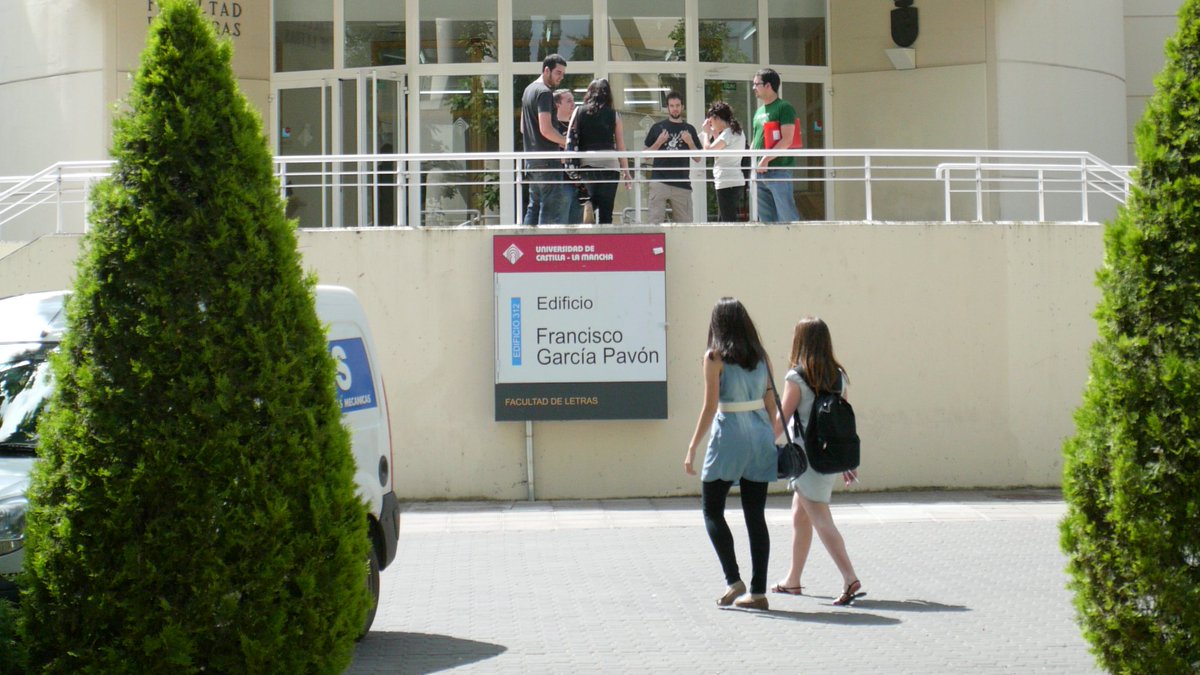 La Facultad de Letras de la UCLM invita al reencuentro de quienes han participado en sus cuarenta años de historia y prepara una fiesta en el corazón del Campus de Ciudad Real.
uclm.es/noticias/notic…