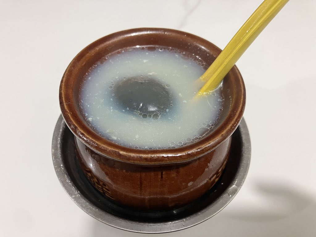 Tonight's dinner is Nanchang fried rice noodles and clay pot soup. The fried rice noodles are very spicy, but the locals are used to it.

今天的晚饭是南昌炒粉和瓦罐汤。炒粉很辣，当地人却对此习以为常。