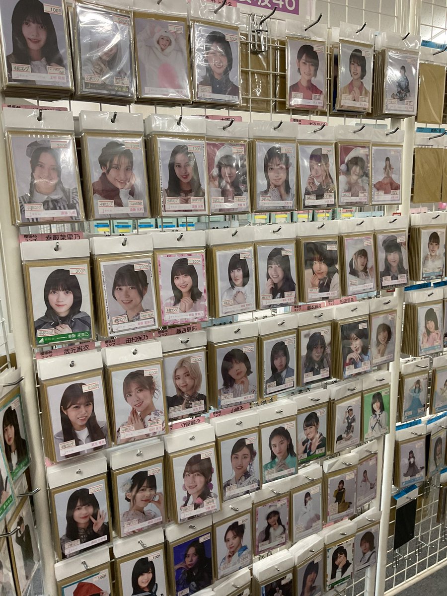 櫻坂46 来月の国立コンサートに向けてコンプ・バラ生写真を店頭に並べ