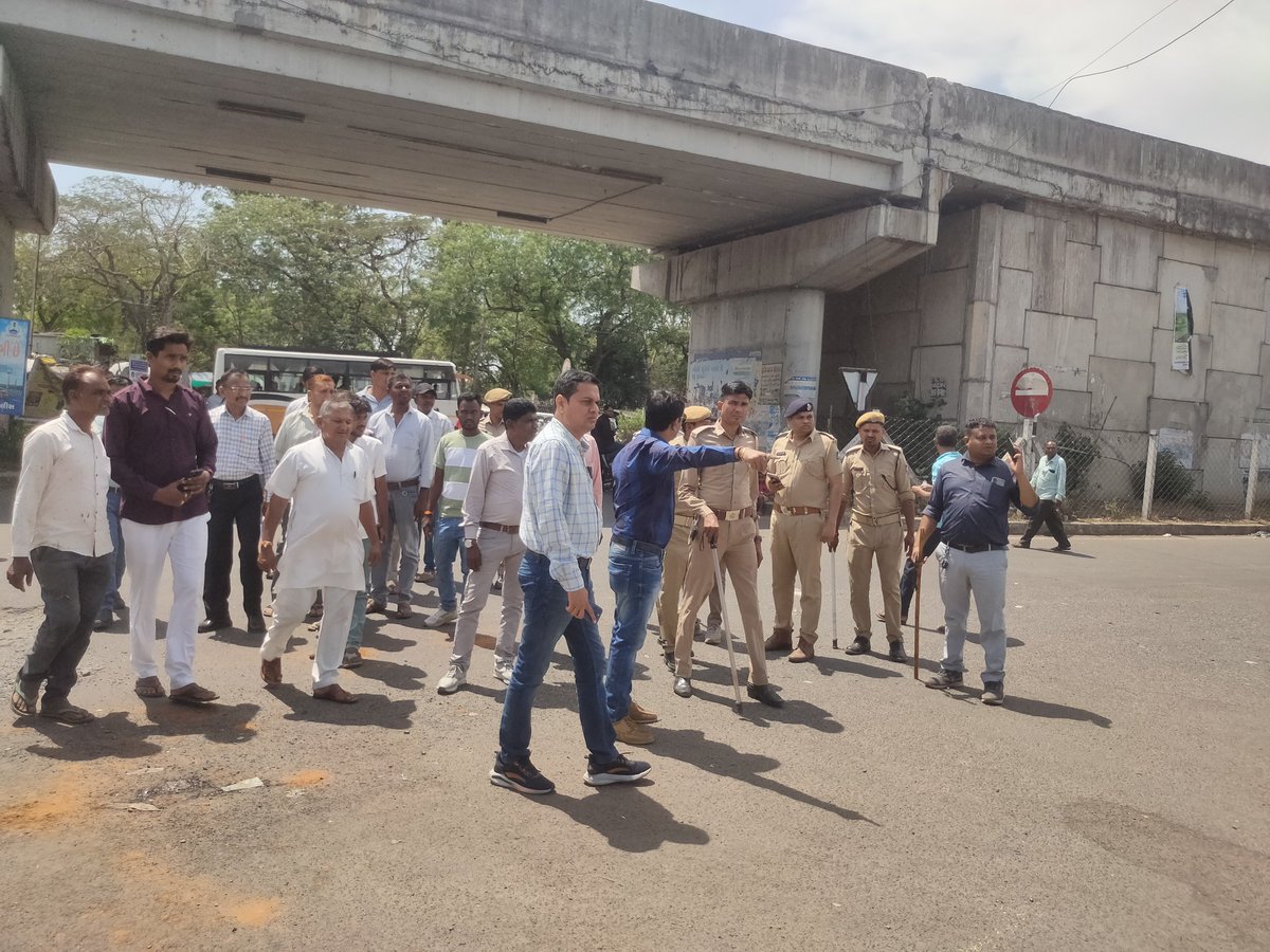 MorvaMam's tweet photo. આજરોજ મોજે સાલિયા (સંતરોડ) ખાતે નામદાર હાઇકોર્ટ ના ચુકાદા અન્વયે દબાણ દૂર કરવાની કાર્યવાહી કરવામાં આવી તથા કાચા પાકા પતરાના શેડ દૂર કરવામાં આવ્યા @CollectorGodhra @sdmshahera https://t.co/g57lNJHFEi