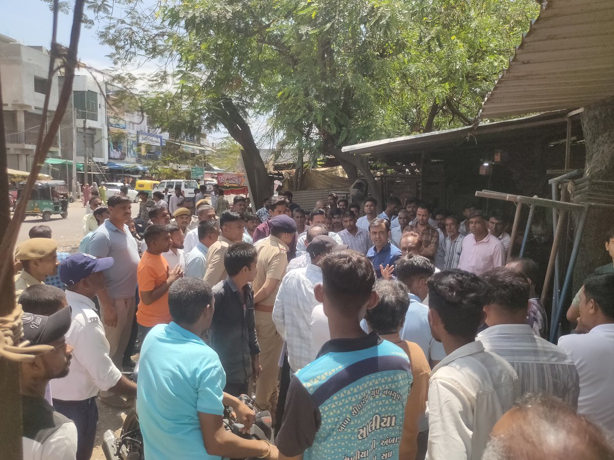 MorvaMam's tweet photo. આજરોજ મોજે સાલિયા (સંતરોડ) ખાતે નામદાર હાઇકોર્ટ ના ચુકાદા અન્વયે દબાણ દૂર કરવાની કાર્યવાહી કરવામાં આવી તથા કાચા પાકા પતરાના શેડ દૂર કરવામાં આવ્યા @CollectorGodhra @sdmshahera https://t.co/g57lNJHFEi