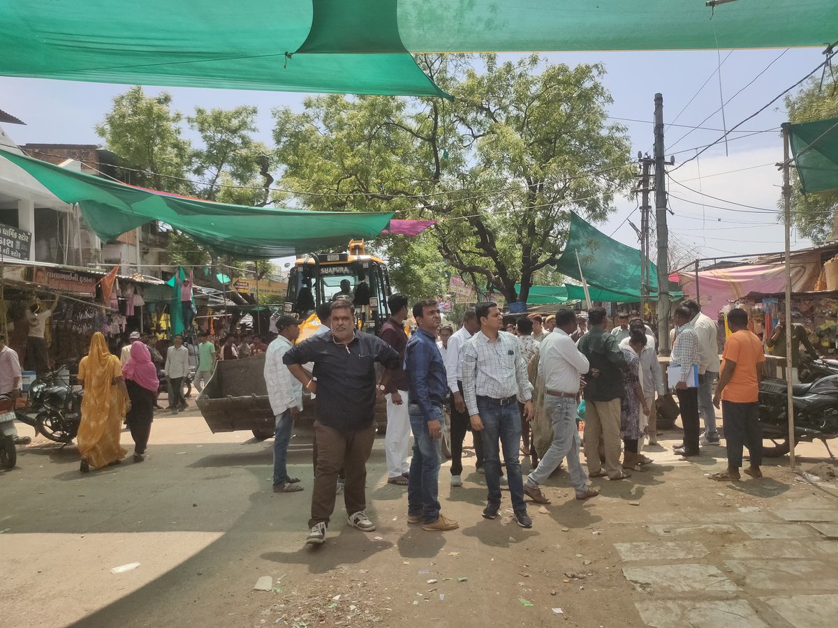 આજરોજ મોજે સાલિયા (સંતરોડ) ખાતે નામદાર હાઇકોર્ટ ના ચુકાદા અન્વયે દબાણ દૂર કરવાની કાર્યવાહી કરવામાં આવી તથા કાચા પાકા પતરાના શેડ દૂર કરવામાં આવ્યા <a href="/CollectorGodhra/">Collector Panchmahal</a> <a href="/sdmshahera/">Prant Shahera</a>