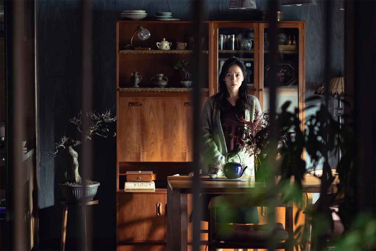 ポン・ジュノ、BTS・RM…韓国映画界にてプロダクション・デザイナーの先駆者として数々の作品に携わってきたリュ・ソンヒ。パク・チャヌク監督の最新作『しあわせな選択』をきっかけに、これまで携わってきた仕事の一部であるパク・チャヌク作品についてインタビューしました。