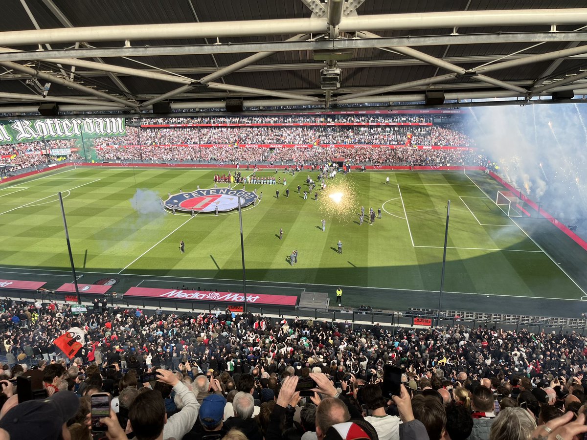 egbert_baarsma's tweet photo. Feyenoord - Ajax 1-1

Qua voetbal leek de Klassieker op een degradatiewedstrijd. Gelukkig maakten de sfeer in De Kuip en het zonnetje veel goed. De trillende tribune na de 1-1 was absoluut het hoogtepunt van de middag. #groundhopping https://t.co/i7cojd83e8