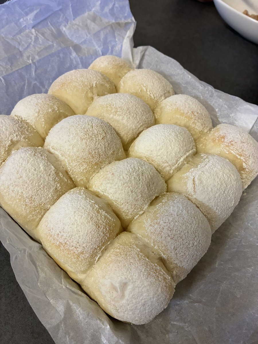 sao_bisco's tweet photo. 本日のおパン〜🥖
夕飯作りながら片手間でも出来上がった
ふわふわちぎりパン〜🫶

お砂糖の代わりに自家製甘こうじを使用して練乳も入れて

しっとりほんのり甘〜いふわふわパンがでけた🤭 https://t.co/3Z6qRuowEZ