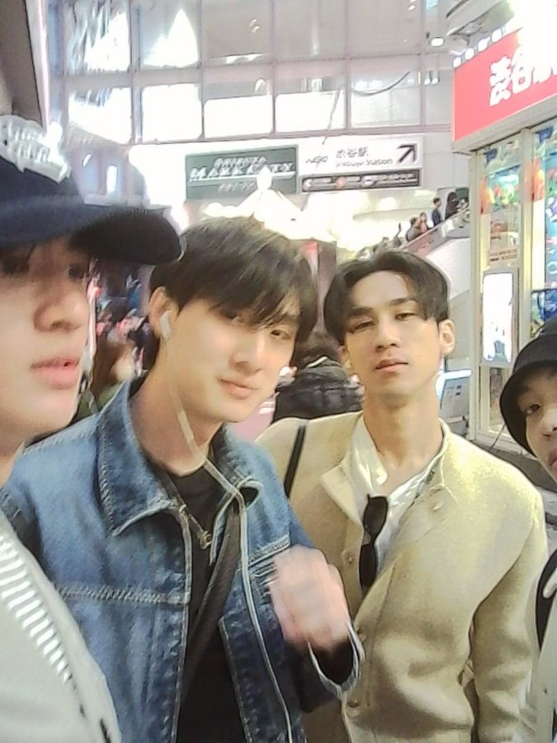 นิคมาลงรูปแก๊งเป็ด น่ารักกันมากเลย น้องธีดูซนทุกรูปได้งายเนี่ย สมกับเป็นมักเน่ของกลุ่ม🤏🏻🥺

#theduckestinjapan
