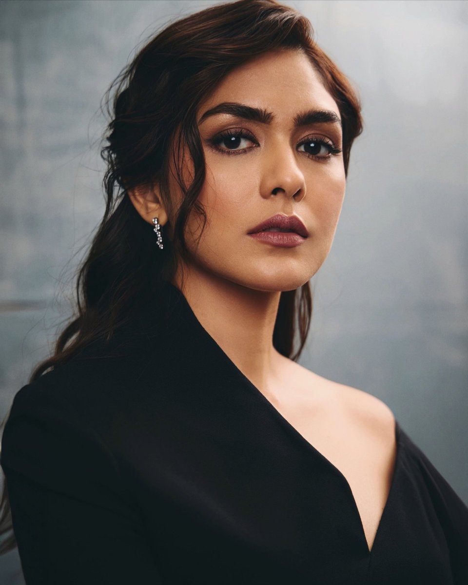 GGalatta's tweet image. Mrunal Thakur : Dacoit mode activated! #mrunal #TrendingBeauty