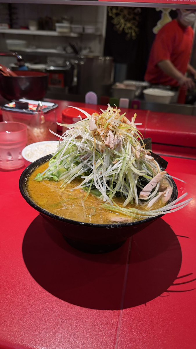 RamenRunning's tweet photo. 厚木家さんに訪問

とんでもない異次元の美味さに気づいたら
テンションが上がり過ぎて隣の席の方に
美味いっすね〜
と声をかけていた涙

PSキムタクと同じ席に降臨涙 https://t.co/fKkIQ4CGW4