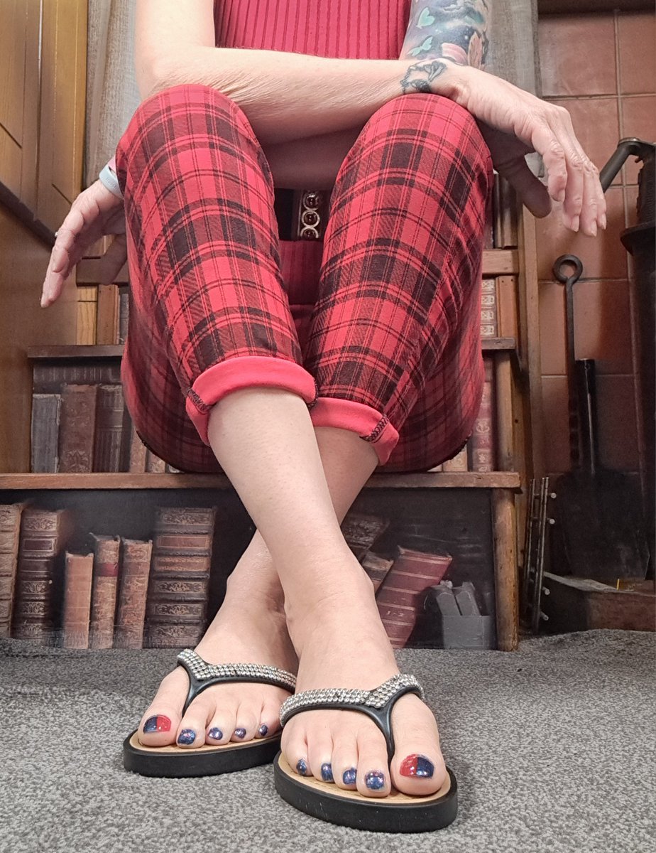 anne_denniss's tweet image. Happy Toesday foot friends 

I've scrubbed &amp;amp; treated my trotters this morning as always. Tea tree for the #toes cream for the tops &amp;amp; #soles 👣 👀
I got bored last night, so I got busy 
New #nails 💅
A lot of this, a bit of that then sparkles on top 🙃 
Happy #feet 👌 💙✨️♥️