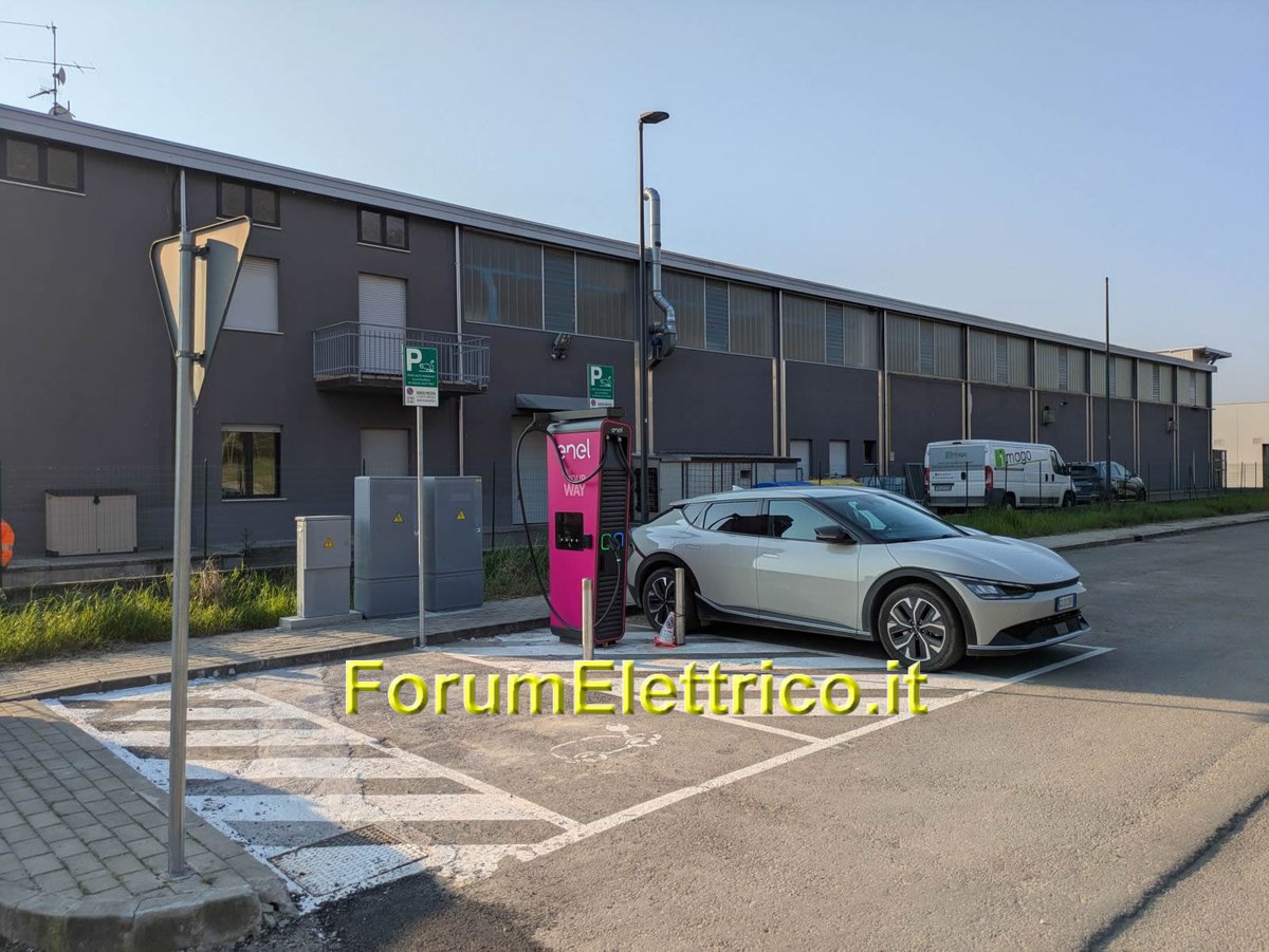 La colonnina Enel Fast presso il Teatro dello Sport di Castellarano: tutto ok fino a 88 kW ed il primo bar si trova a circa 5 minuti a piedi andando in direzione Reggio Emilia. forumelettrico.it/forum/colonnin… #enel #castellarano #ReggioEmilia