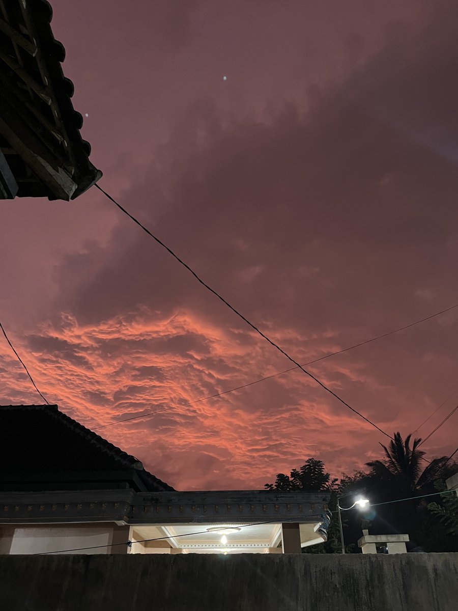 novitapon's tweet photo. Langit hari ini cakeepp deh dari daerah gunung kawi https://t.co/bwdJNE4UoT
