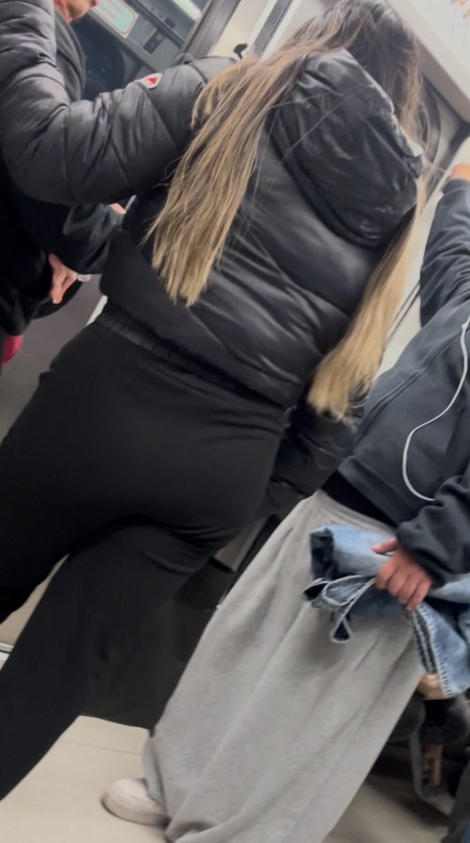 CamaraEscon5's tweet photo. Creen que traiga tanga o no trae nada. Los leo 🥵🔥🥵 https://t.co/srGw3F81SA