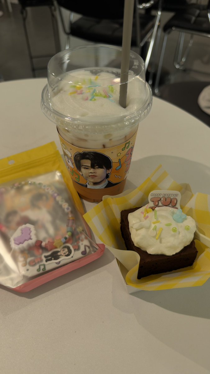 bububaba_11's tweet photo. 🎂แวะมาหาน้องตุ้ยค้าบ วันนี้วันท้ายแย้ว
ทุกคนมาหาน้อนกันอ้ะยัง 🌟🧡
#Tui22InPerfectBeat
#TuiChayatorn #LYKN https://t.co/MBFlQWtAkj