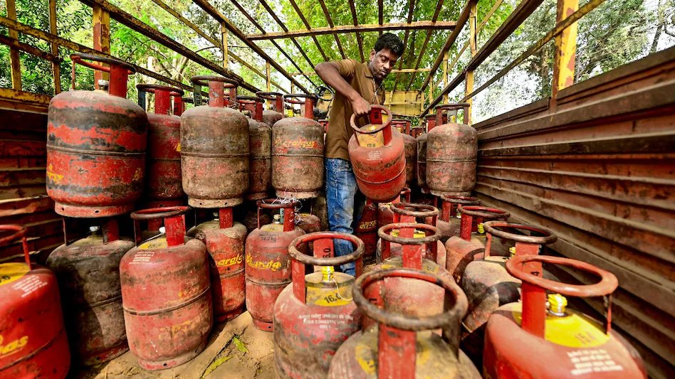 LPG संकट: लखनऊ में कमर्शियल गैस सप्लाई को लेकर कड़े निर्देश; कानपुर में चूल्हे पर बन रहे समोसे उत्तर प्रदेश के दो बड़े शहरों में एलपीजी की भारी किल्लत देखी जा रही है. लखनऊ प्रशासन ने कमर्शियल गैस की राशनिंग लागू करते हुए अस्पतालों को प्राथमिकता दी है, वहीं कानपुर में गैस न मिलने