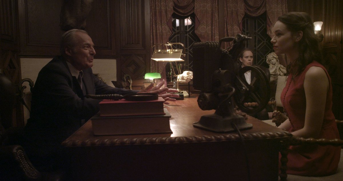 si quieren ver un filme satánico muy bueno ahora que está de moda las estrellas de hollywood, cantantes y los pactos que hacen para obtener fama vean "starry eyes'. una joven intenta ser actriz en los ángeles, pero tiene pésima suerte hasta que conoce una productora ocultista.