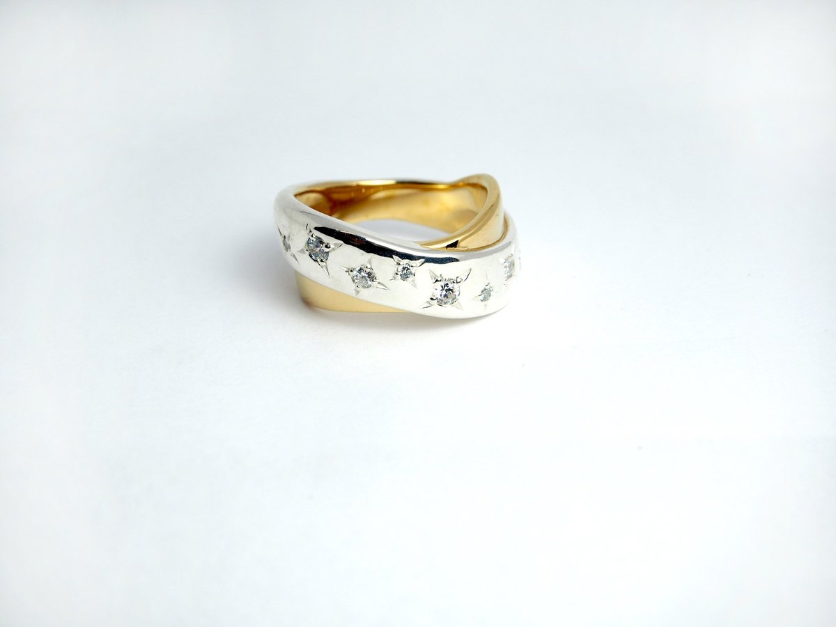 MATERIALCROWN's tweet photo. 夜空を横切るように流れる天の川を再現した、ヴォワ・ラクテリング。

精巧な技術で彫刻された、ドラマティックなアイテムです。

https://t.co/0vHGjd6OKP https://t.co/e7auJ3bFkP