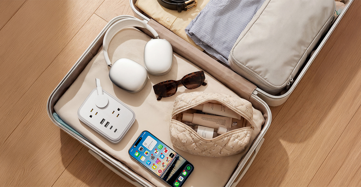 NTONPOWER_USA's tweet image. Right in the suitcase and ready to go.🛩️

A compact travel power strip with multiple ports for all your devices.

#ntonpower #powerstrip #ChronoCharge #travelpowerstrip #travelessentials #packingessentials #travelgear #techtravel #compactdesign #portablepower #multidevicecharging