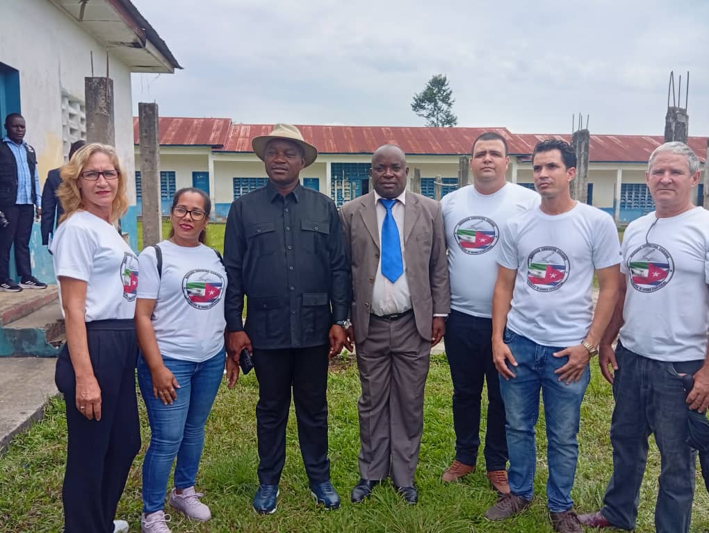 El Ministro Delegado del Ministerio de Educación de Guinea Ecuatorial visitó los centros educacionales de Niefang y Kogo. Estimulante el encuentro con los cooperantes cubanos. #CubaEduca #PorUnaGuineaMejor <a href="/PresidenciaCuba/">Presidencia Cuba 🇨🇺</a> <a href="/DiazCanelB/">Miguel Díaz-Canel Bermúdez</a> <a href="/MMarreroCruz/">Manuel Marrero Cruz</a> <a href="/CubanaGe/">BrigadaEductivaCubanaGE</a> <a href="/CubaMined/">MINED</a>