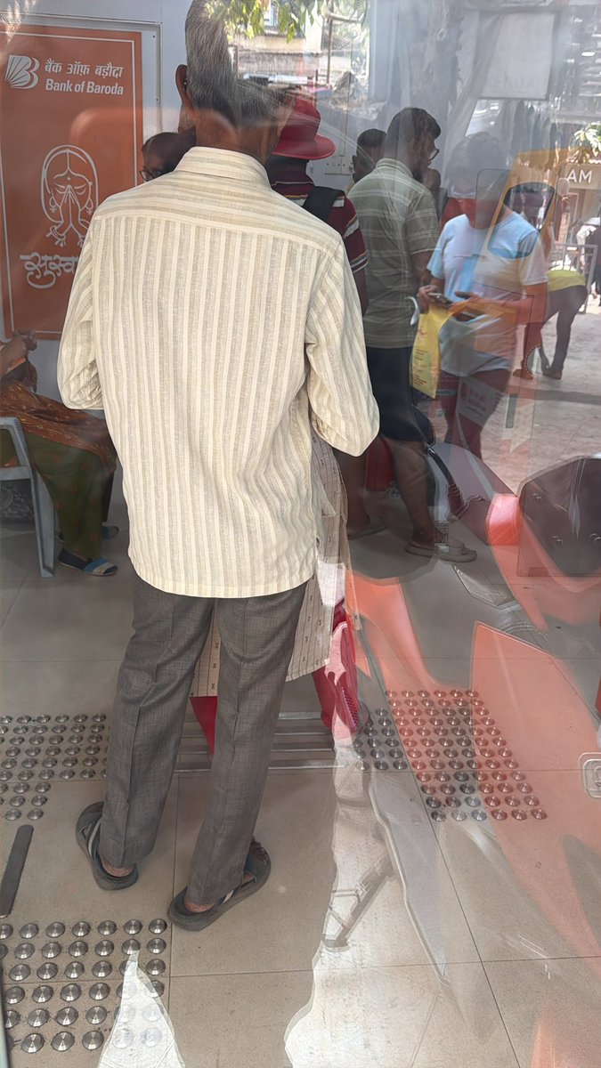 umendrapal's tweet photo. @BOB_Bank Please look into the issue at your Manpada road, Dombivli East branch. Passbook printing machines are not working, leading to very long queues and delays for customers. Employees are least bothered .@aajtak @kalyan_dombivli @AmhiDombivlikar https://t.co/8PFEgW2cNZ