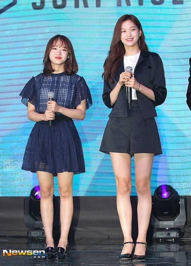 Dateng ke acara radio Kim Shinyoung, Kim Doyeon cerita kalau dia sahabat deket banget sama Yoojung. Sejak trainee mereka udah deket. 

Meskipun Doyeon ngerasa bahwa dia dan Yoojung itu jauh berbeda, sifatnya juga jauh berbeda, tapi rasanya Yoojung udah melampaui itu semua. Udah