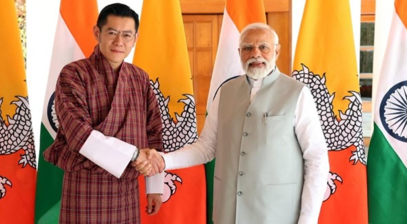 India &amp; Bhutan sign MoU to boost postal cooperation 🇮🇳🤝🇧🇹

🔹 Better connectivity &amp; services
🔹 E-commerce &amp; logistics support
🔹 UPU–UPI cross-border remittance

#IndiaBhutan #Postal #UPI