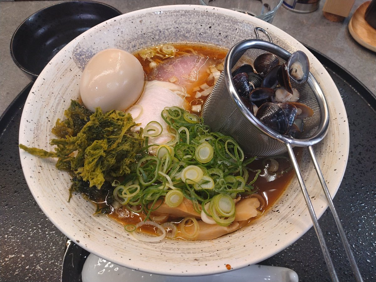 surusuru823's tweet photo. 中華そば神田そめいよしの
【期間限定】しじみ(醤油)そば
味玉サービスしてもらいました。azs塩が美味しかったので醤油狙っていました。
醤油ダレの上品な甘さがしじみの風味とマッチしていてめちゃ美味かったです。
醤油のほうが好きかも。 https://t.co/grICunZSqn