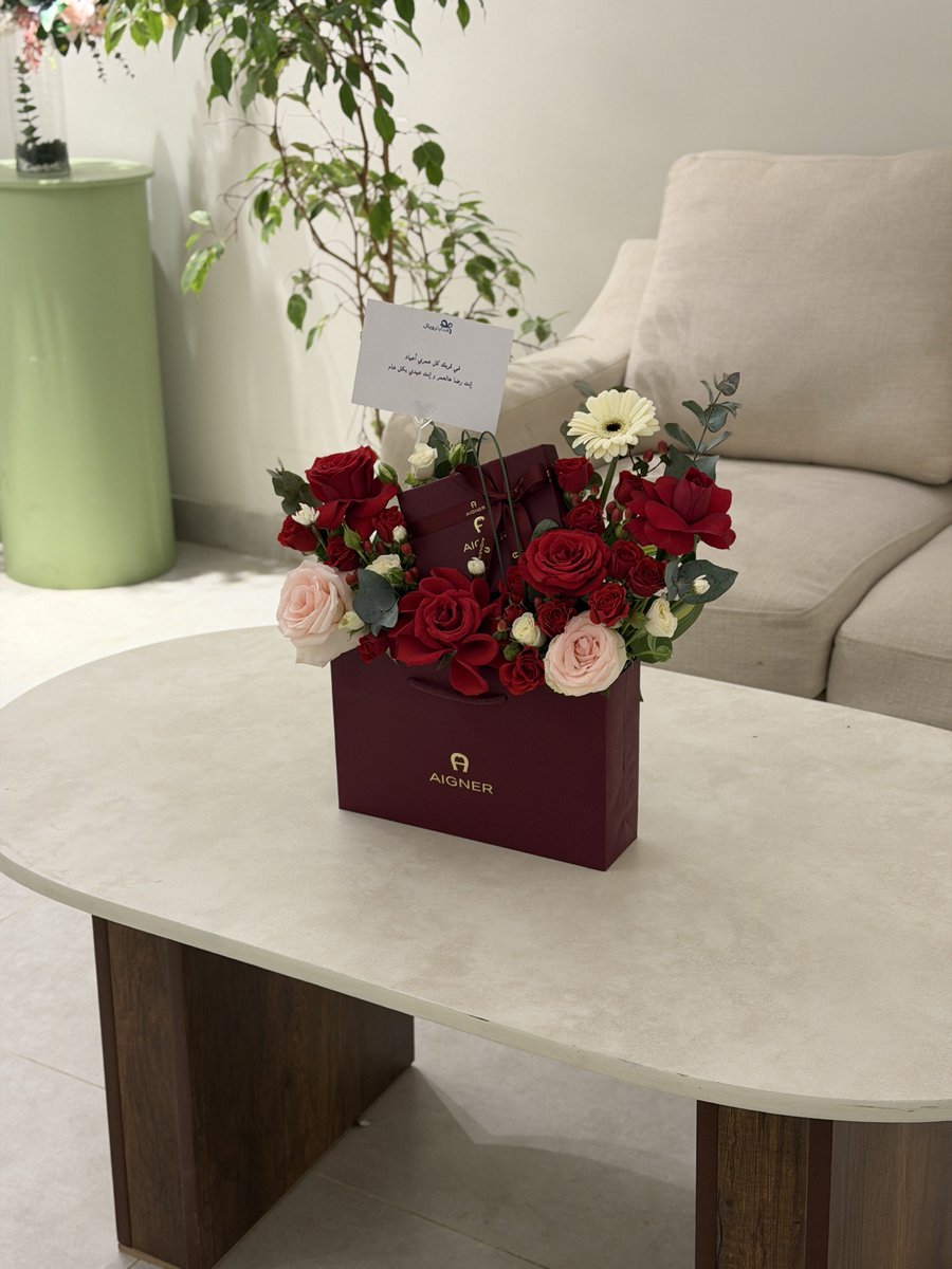 royalgifts_sa's tweet photo. في قربك كل عمري أعياد.. ✨

لأن اللحظات الاستثنائية تستحق تفاصيل تليق بها، جمعنا لك فخامة "Aigner" 
ورقّة الورد في هدية تختصر كل شعور. 🎁❤️

• الرياض - جدة - مكة
• تابي + تمارا 💳

اطلب الآن:
🔗 https://t.co/ivF4CEodU6
📞 0560344374

#هدايا_فخمه #هدايا_العيد #مشاعر_صادقه https://t.co/CFaPyJsZhH