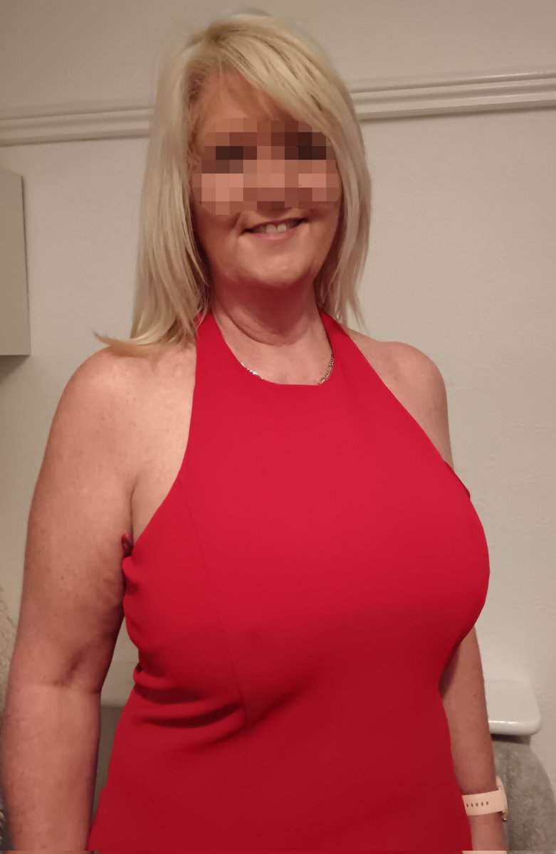 Happy Tits Out Tuesday everyone. I'm going to be a cruel GILF today and make you beg me to get them out for you xx💋