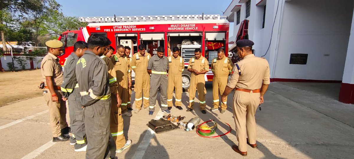 आज दिनांक 24.03.2026 को श्रीमान् मुख्य अग्निशमन अधिकारी महोदय व प्रभारी अग्निशमन अधिकारी महोदय के उपस्थिति में हाई प्रेशर एयर लिफ्टिंग बैग  का प्रशिक्षिण दिया गया। <a href="/fireserviceup/">Fire & Emergency Services Uttar Pradesh Police</a> 
#resque #firestation #firedepartment #Upfire #basti #Harraiya