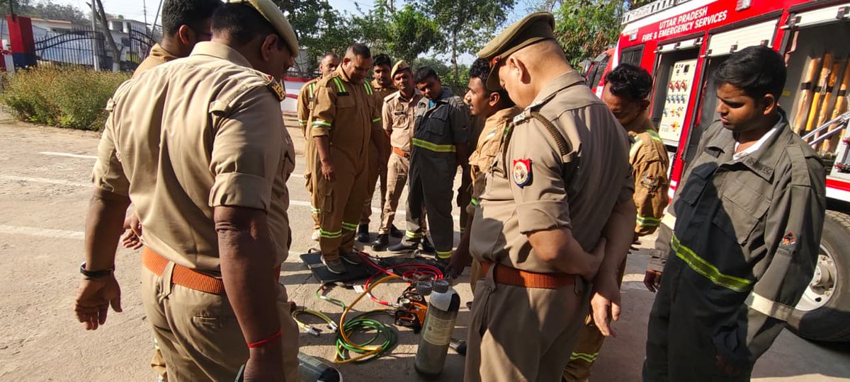 bastifire_'s tweet photo. आज दिनांक 24.03.2026 को श्रीमान् मुख्य अग्निशमन अधिकारी महोदय व प्रभारी अग्निशमन अधिकारी महोदय के उपस्थिति में हाई प्रेशर एयर लिफ्टिंग बैग का प्रशिक्षिण दिया गया। @fireserviceup
#resque #firestation #firedepartment #Upfire #basti #Harraiya https://t.co/PPC0IfNNk6