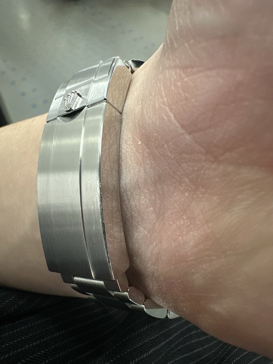 a11161031's tweet photo. 東京生活も明日で終わりです。
1年間ロレックスに時間を費やし2本購入できました！
本当にいい思い出になりました。
写真は階段で転んで傷ついたクラスプの傷です。
かなりショックでしたが今は思い出として気にせずに使ってます！
#ロレックス
#サブマリーナー https://t.co/TYLom3Lt7z