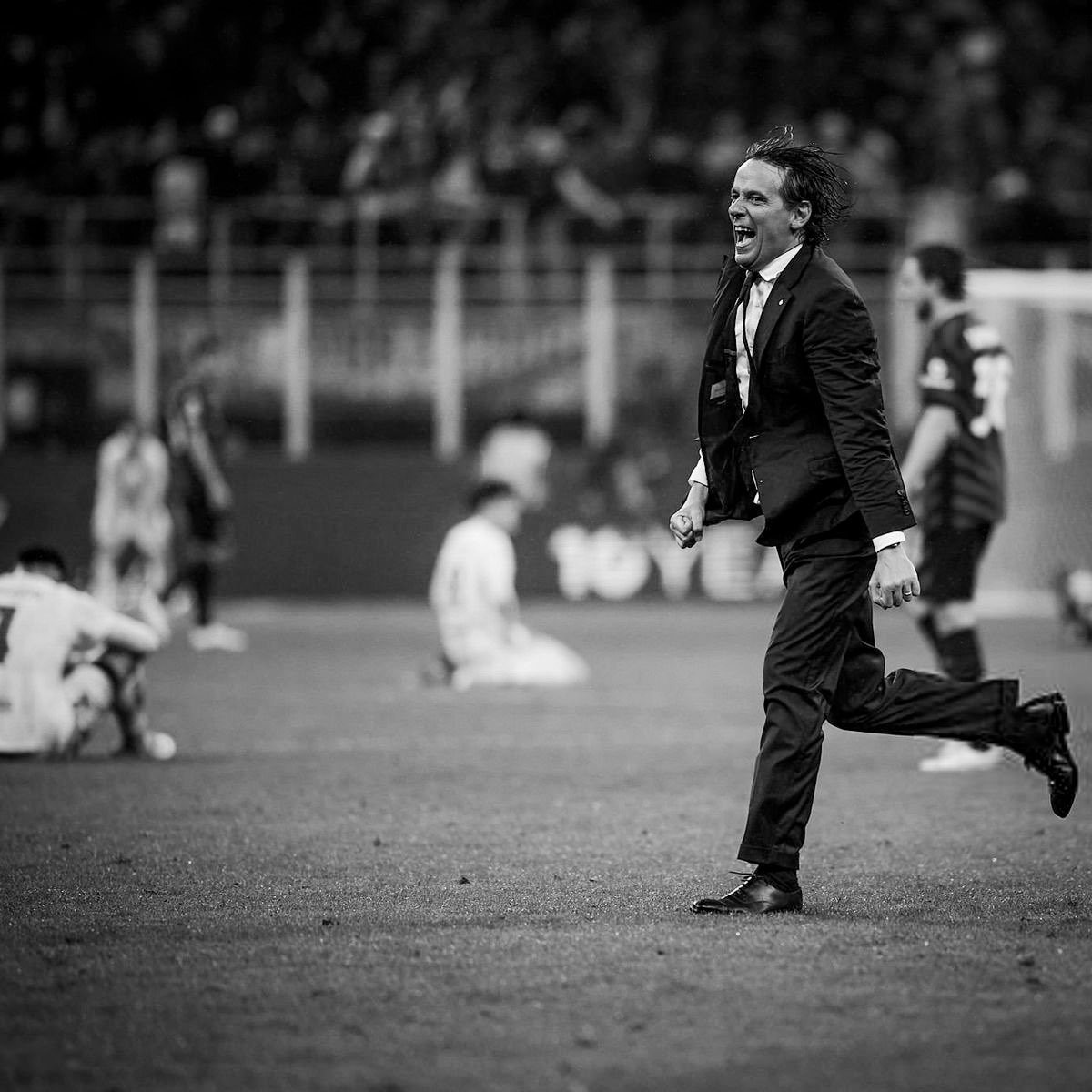 L A U T I tweet media