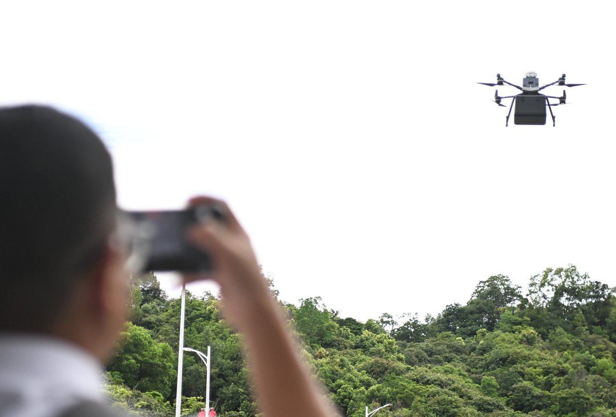 ChinaDaily's tweet photo. Shenzhen, #Guangdong province, is drafting a pilot plan for cross-boundary, low-altitude logistics transport based on border crossings, aiming to launch its first route within the year and create a new logistics model with #HongKong. #FiveYearStrides #drone https://t.co/O5vCqQMBNF