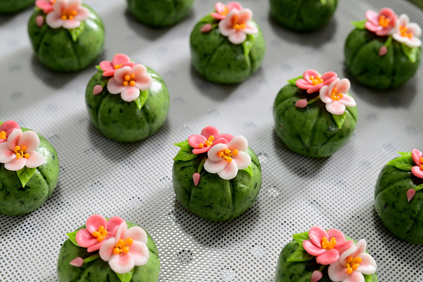 ChineseEmbinAus's tweet image. Tradition meets creativity this Qingming Festival. 🌿
Qingtuan—soft, green rice dumplings—are getting a fresh twist, reimagined with new flavors and artistic designs while keeping their timeless charm.
#QingmingFestival #TraditionalFood #SpringInChina #CulturalHeritage