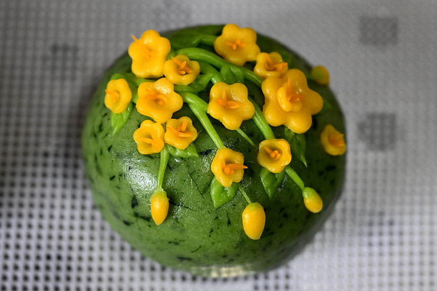 ChineseEmbinAus's tweet image. Tradition meets creativity this Qingming Festival. 🌿
Qingtuan—soft, green rice dumplings—are getting a fresh twist, reimagined with new flavors and artistic designs while keeping their timeless charm.
#QingmingFestival #TraditionalFood #SpringInChina #CulturalHeritage