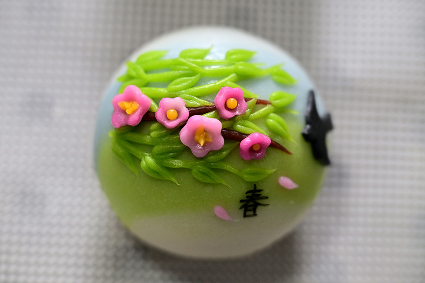 ChineseEmbinAus's tweet image. Tradition meets creativity this Qingming Festival. 🌿
Qingtuan—soft, green rice dumplings—are getting a fresh twist, reimagined with new flavors and artistic designs while keeping their timeless charm.
#QingmingFestival #TraditionalFood #SpringInChina #CulturalHeritage