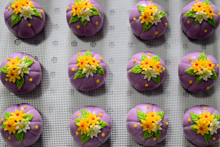 ChineseEmbinAus's tweet image. Tradition meets creativity this Qingming Festival. 🌿
Qingtuan—soft, green rice dumplings—are getting a fresh twist, reimagined with new flavors and artistic designs while keeping their timeless charm.
#QingmingFestival #TraditionalFood #SpringInChina #CulturalHeritage