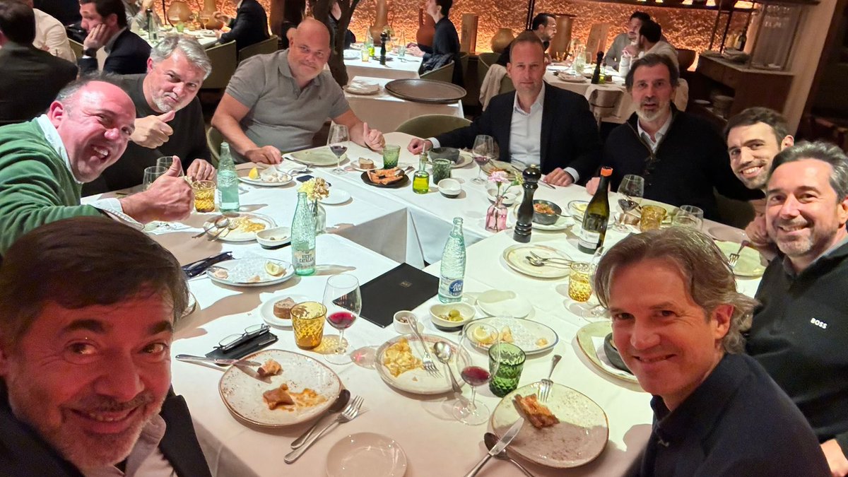 elsenyoramon's tweet photo. Reunió sopar a #Barcelona per parlar del #Barça , de #Catalunya i del món. Del Barça al món 😊 #ThinkTankFCB https://t.co/tOXRgMYN7B