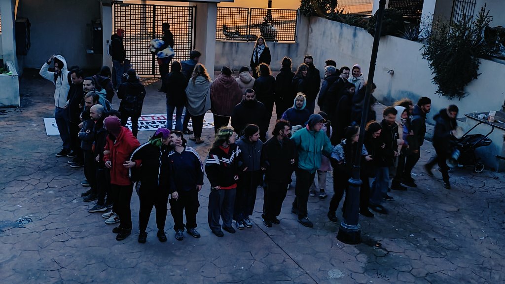 podemosmalaga's tweet photo. Con las 62 familias de Manilva. 
Ni un desahucio mås.

Las casas son para vivir, no para especular.

Quieren dejar a niños, niñas, gente mayor y dependiente, vecinos y vecinas sin una alternativa habitacional.

#MalagaParaVivir https://t.co/rHg2QR7USw