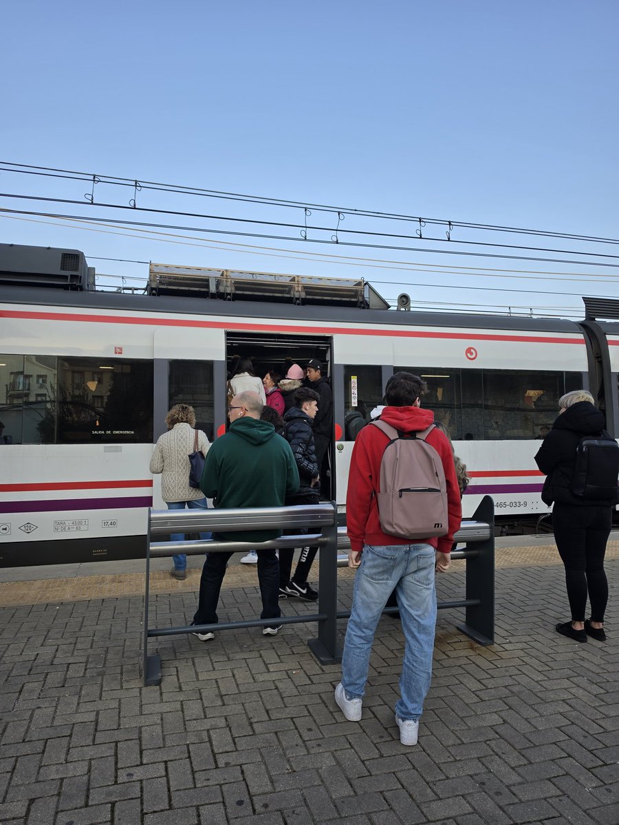 ARTYPINTO's tweet photo. @oscar_puente_ @C3enfurecida @Adif_es @Renfe @rta_com_es @fomentogob @AytoPinto @IdiazAyuso @ComunidadMadrid @cercaniasAvisos @telemadrid @MadridDirecto lo habitual en C3 viajar apiñados para no pasar frío y sociabilizar. Servicio tercermundista https://t.co/nIhVRFPE4U
