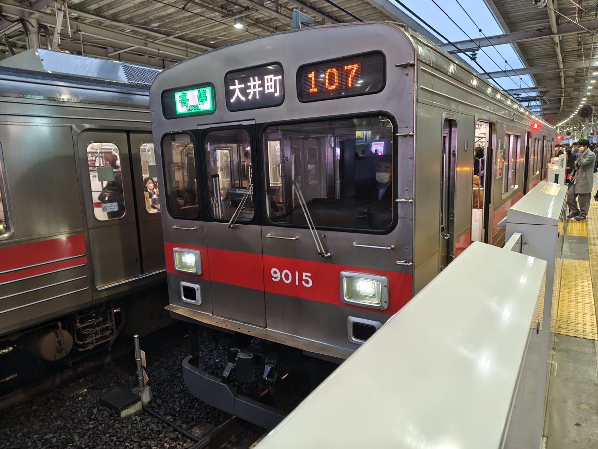 8107F_TRTA_2's tweet photo. 3月20日(金祝)に二子玉川で東急9000系(9015編成、前面赤帯復刻)の大井町線完結の各駅停車大井町行きを撮りました。
#9015編成 #9015F https://t.co/DNYY2j0NkH