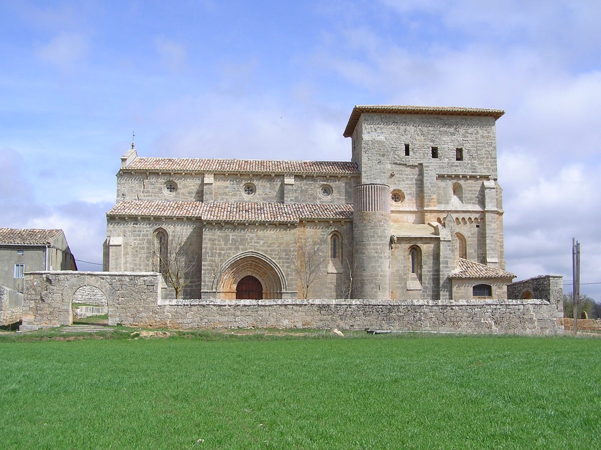 AVillamoron's tweet image. Tras un #invierno lluvioso los #valles del río Brullés reverdecen con fuerza. Páramos y fértiles #llanuras acompañan al #viajero hasta toparse con la #Catedraldelpáramo, a cuyos pies resisten en silencio unas casas; pueblos que no quieren ser sólo patios de recreo de la #ciudad.