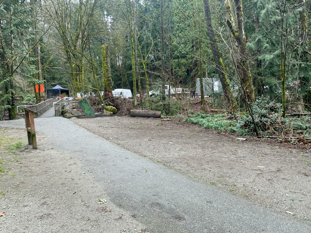 New photos from the set of #TheLastOfUs Season 3

📷 8ballinc25