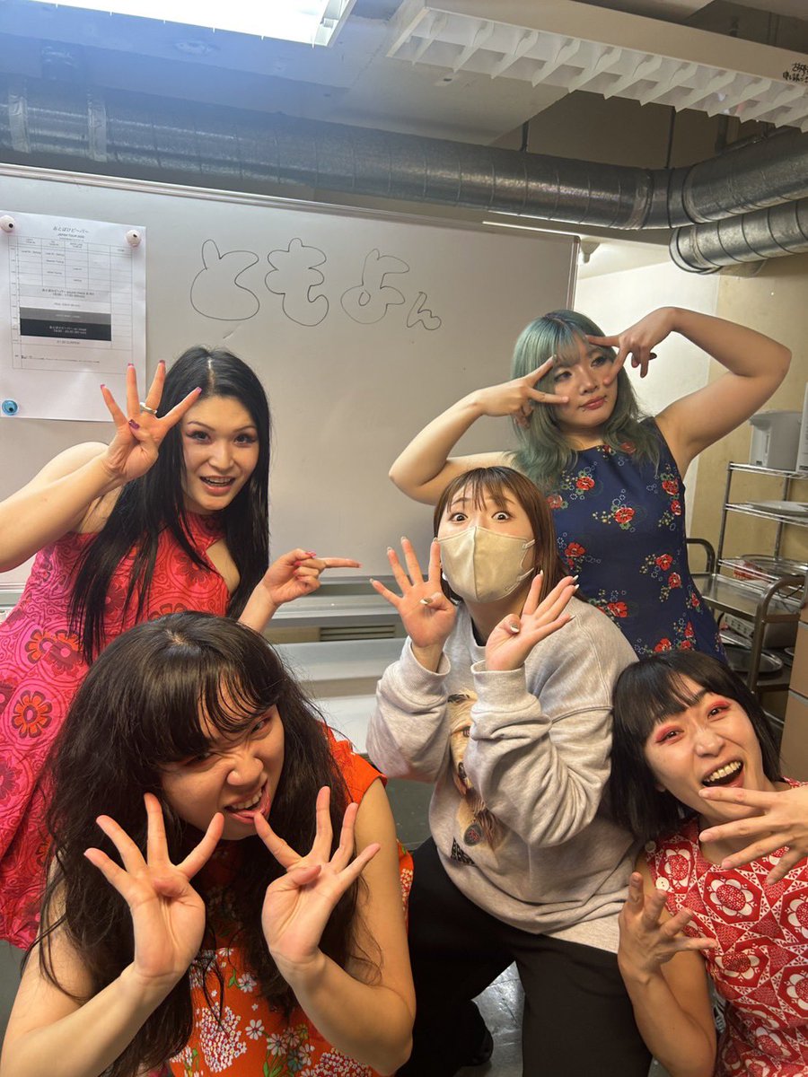 accorinrin's tweet photo. 昨夜の照明はよしだともよでした！堺ファンダンゴから東京へ羽ばたいて頑張ってるともよと一緒にしごとできて嬉しい！ありがとう！頼もしかった！
アンコールはともよをびっくりさせようとこれはやらんわ〜って言ってた曲をわざとやったけどばっちりでした👍鬼の努力家で尊敬してます https://t.co/n05xnl6Bh5