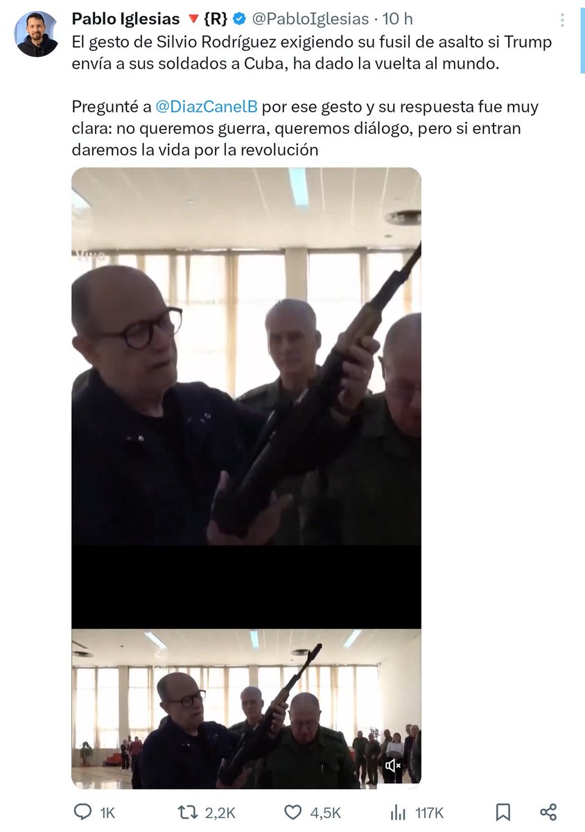 HannahStasi's tweet image. 2/ Plusieurs séquences gênantes ont rythmé cette interview, dont celle de la célébration du vieux chanteur volontaire pour faire la #guerre en cas d'attaque américaine, qui reçoit son #fusil d'assaut. 👇