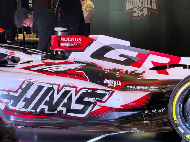 Aston Martin: "Maaf gak ada spesial livery dulu di Suzuka. Mesin Honda masih bergetar."

Haas: "Gpp, biar kami yang gendong untuk livery spesialnya. Kami masih punya TGR."
