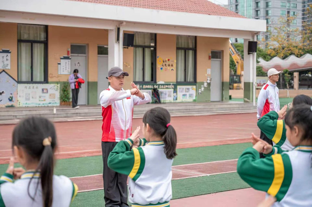 HolaFujian's tweet image. Southern Shaolin martial arts have stepped onto campuses in Putian. On the playground, more than 800 students train with powerful moves and resounding shouts, radiating youthful energy and vitality.
#SouthernShaolin #MartialArts #CampusLife #Putian #Fujian
@EmbSuarezSalvia