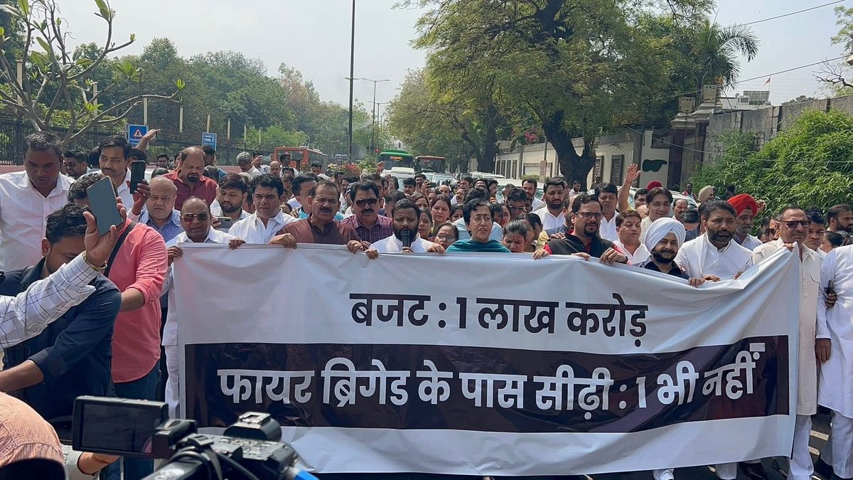 sharaddikshit1's tweet photo. ЁЯЫС рдЖрдЬ @AamAadmiParty рдХреЗ рдкреНрд░рджреЗрд╢ рдЕрдзреНрдпрдХреНрд╖ @Saurabh_MLAgk рдХреЗ рдиреЗрддреГрддреНрд╡ рдореЗрдВ рджрд┐рд▓реНрд▓реА рд╕рд░рдХрд╛рд░ рдХреА рд▓рд╛рдкрд░рд╡рд╛рд╣реА рдФрд░ рдЭреВрда рдХреЗ рдЦрд┐рд▓рд╛рдл рдПрдХ рд╡рд┐рд╢рд╛рд▓ рдкреНрд░рджрд░реНрд╢рди рдХрд┐рдпрд╛ рдЧрдпрд╛ред
тЬ│я╕П рдЬрдирддрд╛ рдХреЗ рд╣рдХ рдФрд░ рд╕рдЪреНрдЪрд╛рдИ рдХреЗ рд▓рд┐рдП рд╣рдорд╛рд░реА рдпрд╣ рд▓рдбрд╝рд╛рдИ рдЬрд╛рд░реА рд░рд╣реЗрдЧреАредЁЯТпЁЯТп
#AamAadmiParty #SaurabhBhardwaj #DelhiPolitics #AAPProtest #DelhiTruth https://t.co/LYmAwcVFwi