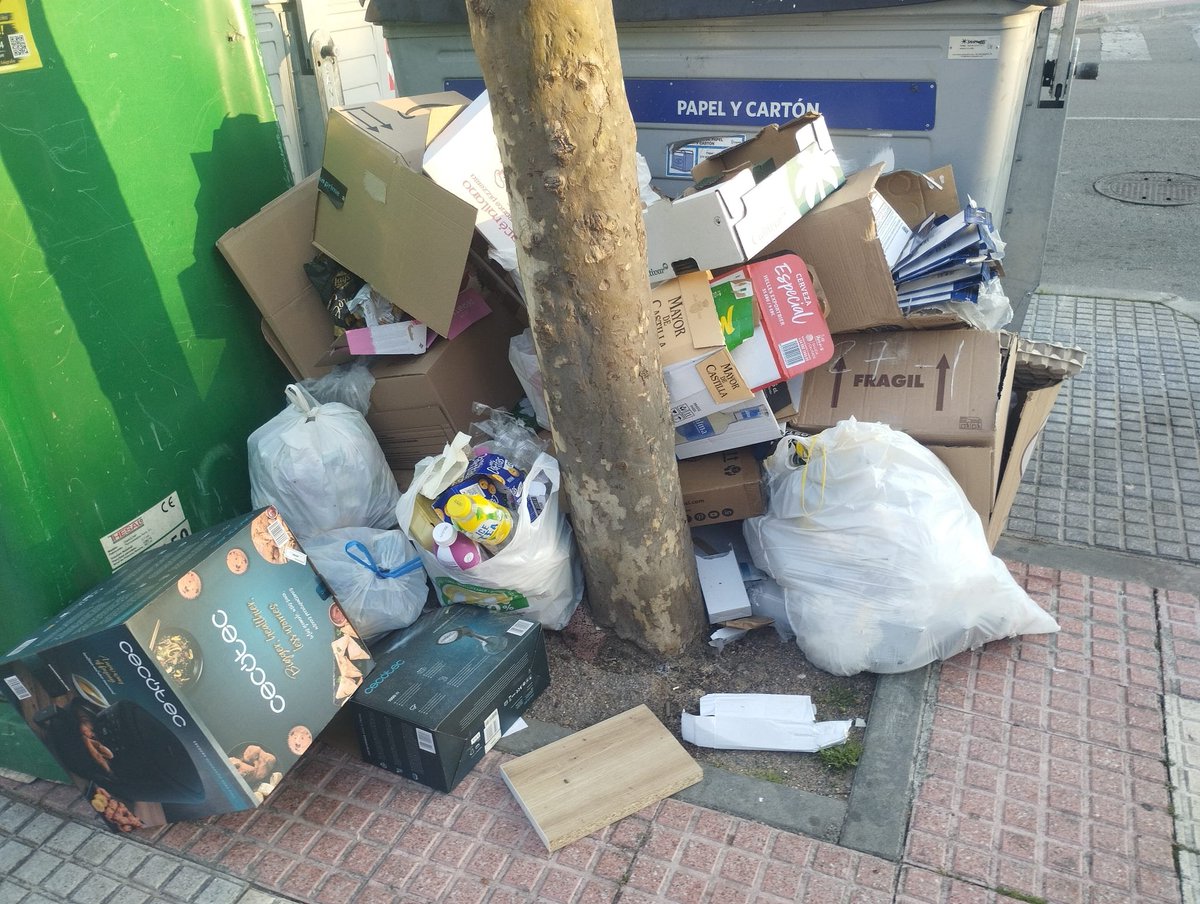 mareouencopp's tweet photo. En #Leganes seguimos con la "foto fija de un momento que es cambiante" de la concejala @vbonetatienza y su marido Alberto el asesor del @ppleganes.
Vidrio, cartón y plástico sin recoger, todo ello aderezado con basurita esparcida por el suelo.
La foto fija de cada mañana. https://t.co/Vjh8G1H7vb